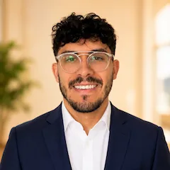 Portrait de Mehdi-Nicolas Benmerabet, président et cofondateur de KAiSA